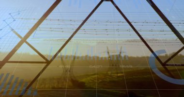 Gün batımında elektrik direkleri üzerinden finansal grafiklerin ve verilerin görüntüsü. Enerji, elektrik, finans ve ekonomi konsepti dijital olarak oluşturulmuş imaj.