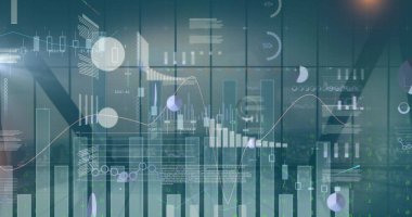 Şehir manzarası üzerinde veri işleme resmi. Küresel iş, finans, hesaplama ve veri işleme kavramı dijital olarak oluşturulmuş görüntü.