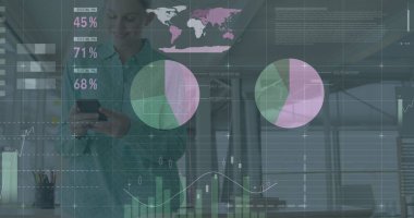 Tablet kullanan bir iş kadınının mali veri işleme görüntüsü. Küresel iş finansmanı ve bağlantılar konsepti dijital olarak oluşturulmuş görüntü.