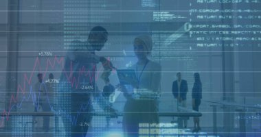 Çeşitli iş adamları üzerinde istatistik ve finansal veri işleme görüntüsü. Küresel iş, finans, bilgisayar ve veri işleme kavramı dijital olarak oluşturulmuş görüntü.