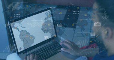 Laptop kullanan melez iş adamının dünya haritası. Küresel iş, finans ve dijital arayüz kavramı dijital olarak oluşturulmuş görüntü.