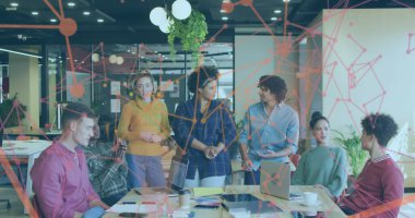 Ofisteki çeşitli iş adamlarının üzerindeki şekiller. Küresel iş ve dijital arayüz kavramı dijital olarak oluşturulmuş görüntü.