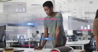 Sayısal tablet kullanan Afrikalı Amerikalı bir kadın üzerinde grafikler, yazılar ve bilgisayar dili. Dijital bileşik, çoklu pozlama, rapor, iş yeri, ofis, çizim ve teknoloji kavramı.