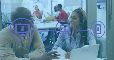 Çeşitli iş adamları üzerinde ikonlar ve veri işleme imajı. Küresel iş, finans, hesaplama ve veri işleme kavramı dijital olarak oluşturulmuş görüntü.