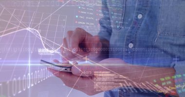 Akıllı telefon kullanan bir adamın orta kesimindeki borsa veri işleme görüntüsü. Küresel ekonomi ve iş teknolojisi kavramı