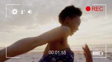 El ele tutuşmak ve sahilde koşmak, kamera arayüzü animasyonu sahnenin üzerinde. Aile, eğlence, tatil, yaz, kaynaşma