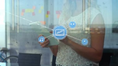 Ofiste akıllı telefon kullanan kadın üzerine dijital medya simgeleri. Teknoloji, iletişim, iş yeri, işyeri, bağlantı, internet
