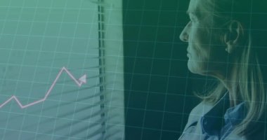 Mali grafik animasyonu, ofisteki pencereden bakan iş kadınını kapsıyor. Finans, borsa, analitik, şirket, yatırım, teknoloji