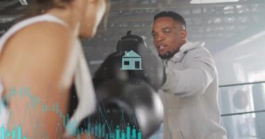 Spor salonunda sağlık verileri ve tıbbi animasyonla video üzerinden boks yapmak. Fitness, egzersiz, egzersiz, teknoloji, sağlık