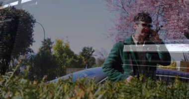 Şifreleme ve veri güvenlik animasyonu açık havada akıllı telefon kullanan kişi üzerinde. Teknoloji, siber güvenlik, gizlilik, dijital, mobil, güvenlik