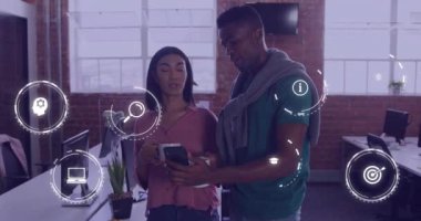 Muhtelif meslektaşların ofiste iş görüşmesi üzerine iş simgelerinin canlandırılması. Küresel iş, finans, bilgisayar ve dijital arayüz kavramı dijital olarak oluşturulmuş video.