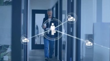 Beyaz iş adamının ofiste yürümesi üzerine kurulmuş simgelerle bağlantı ağının animasyonu. Küresel iş, bağlantılar ve dijital arayüz kavramı dijital olarak oluşturulmuş video.