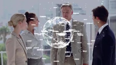 Ofiste iş tartışması yapan çeşitli meslektaşlar üzerinden dünya ile bağlantıların animasyonu. Küresel iş, finans, bilgisayar ve dijital arayüz kavramı dijital olarak oluşturulmuş video.
