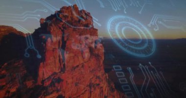 Dağ manzarası üzerinde devre kartı ve dijital arayüz animasyonu. Teknoloji, yenilik, fütüristik, doğa, elektronik, bağlantı