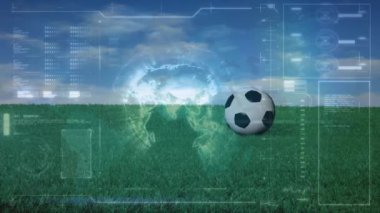 Mavi gökyüzü üzerinde fütüristik veri işleme animasyonuyla çimlerin üzerinde futbol topu. teknoloji, spor, açık hava, dijital, analiz, oyun