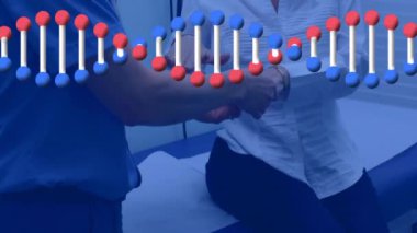 Klinik ortamlarda etkileşen tıp uzmanları üzerinde DNA iplikçikleri. Genetik, biyoteknoloji, sağlık, araştırma, laboratuvar, bilim