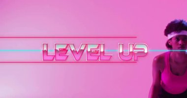 Mesaj animasyonunu pembe arka planda tenis raketi tutan kişiye göre ayarla. Tipografi, spor, renkli, dinamik, aktif, canlı