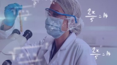 Matematiksel denklemlerin, laboratuarda deney yapan beyaz kadın bilim adamı üzerine animasyonu. Bilim ve dijital arayüz kavramı dijital olarak oluşturulmuş video.