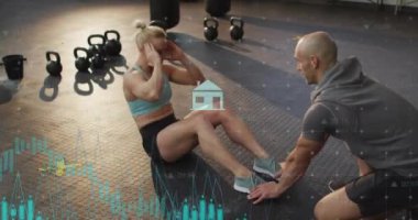 Spor salonunda antrenörle mekik çeken bir kadın için sağlık verisi takibi. egzersiz, eğitim, sağlık, teknoloji, kişisel antrenör, egzersiz