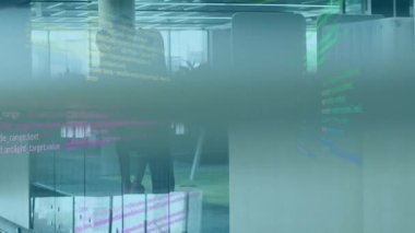 Muhtelif meslektaşların ofiste iş görüşmesi üzerine veri işleme animasyonu. İş ve dijital arayüz kavramı dijital olarak oluşturulmuş video.