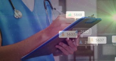 Sosyal medya bilgilendirmeleri animasyonu olan bir tıp uzmanı. Sağlık, teknoloji, dijital, iş, çevrimiçi, alarmlar