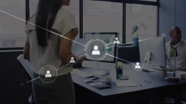 Modern ofiste çalışan iş adamlarına göre bağlantı ağı animasyonu. İşbirliği, ağ oluşturma, yenilik, takım çalışması, teknoloji, şirket