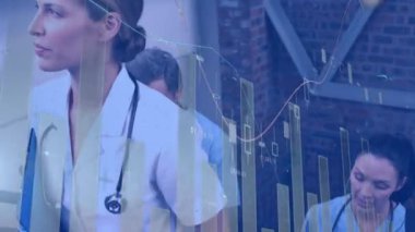 Merdivenlerde yürüyen beyaz doktorların veri işleme ve diyagramlarının animasyonu. Tıp ve dijital arayüz kavramı dijital olarak oluşturulmuş video.