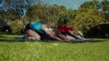 Dışarıda yoga pratiği yapan, geometrik şekillerle gerinen kadınlar onların üzerinde animasyon yapıyor. egzersiz, fitness, meditasyon, sağlık, sağlık, yoga pozu