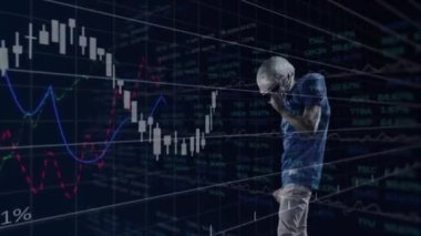 Amerikan futbolcunun top tutması üzerine finansal veriler ve borsa animasyonu. Finans, spor, atlet, ekonomi, veri görselleştirme, iş