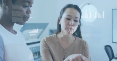 Ofiste tartışan çeşitli profesyoneller üzerinde iş veri analizi animasyonu. takım çalışması, işbirliği, toplantı, tartışma, teknoloji, strateji