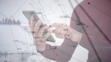 Akıllı telefon kullanan, ağ bağlantıları ve veri animasyonlarıyla etkileşime geçen biri. Teknoloji, iletişim, dijital, ağ, bağlantı, etkileşim