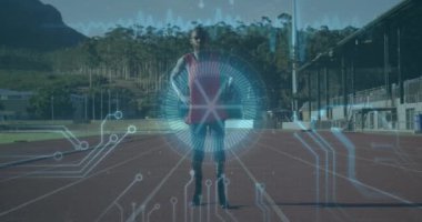 Koşu pistinde duran bir sporcunun dijital arayüz animasyonu. Teknoloji, yenilik, atletizm, spor, veri