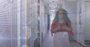 Ofiste akıllı telefon kullanan iki ırklı iş kadınının finansal veri işleme animasyonu. Küresel iş, finans, bilgisayar ve dijital arayüz kavramı dijital olarak oluşturulmuş video.