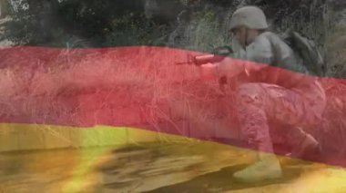 Tüfekli beyaz erkek askerin üzerinde Alman bayrağının canlandırılması. Askeri, vatanseverlik ve bayraklar dijital olarak üretilen video konsepti.
