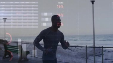 Plaj kaldırımında koşan, veri analizi animasyonuyla okyanus arka planında koşan bir adam. Fitness, egzersiz, teknoloji, deniz kenarı, koşu, açık hava