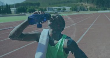 Su içip dinlenen, ağ bağlantıları olan bir sporcu. Fitness, hidrasyon, egzersiz, koşu, teknoloji, kablosuz