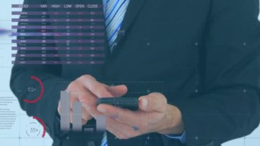 Akıllı telefon kullanan beyaz iş adamının finansal veri işleme animasyonu. Küresel finans, iş, bağlantılar, hesaplama ve veri işleme kavramı dijital olarak oluşturulmuş video.