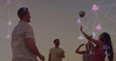 Ellerinizi kaldırın ve gülümseyin, ağ bağlantıları olan bir grup arkadaş animasyonu. Arkadaşlık, sosyal ağ, mutluluk, takım çalışması, birlik, dijital