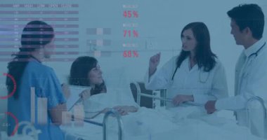 Hastanedeki hastalarla konuşan çeşitli doktorların veri işleme ve diyagramlarının animasyonu. Tıp ve dijital arayüz kavramı dijital olarak oluşturulmuş video.