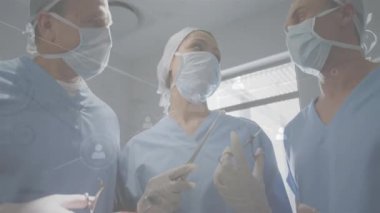 Ağ bağlantıları üzerinden cerrahi tartışmalar, animasyon toplantısında tıbbi profesyoneller. Teletıp, sağlık, sanal toplantı, takım çalışması, tıbbi danışma, çevrimiçi işbirliği