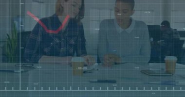 Ofiste belgeleri tartışan iki iş kadınının borsa grafik animasyonunu reddetmesi. Finans, şirket, tartışma, ekonomi, yatırım, strateji