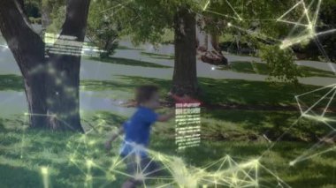 Parkta oynayan çocukla ilgili ağ bağlantıları ve veri işleme animasyonu. Teknoloji, bağlantı, dijital, iletişim, oyun zamanı, açık hava