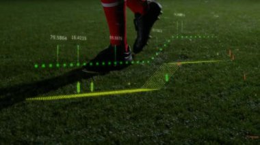 Futbol topunu tekmelemek, çim sahası üzerinde borsa veri animasyonu olan bir oyuncu. futbol, spor, atlet, finans, yatırım, dijital