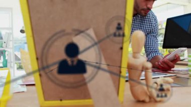 Masada çalışan adamın ağ bağlantıları ve veri işleme animasyonu. Teknoloji, dijital, iletişim, ofis, işyeri