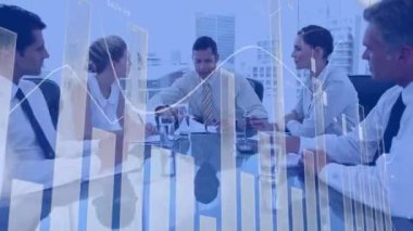 Ofiste toplanan çeşitli meslektaşların veri işleme ve diyagramlarının canlandırılması. İş ve dijital arayüz kavramı dijital olarak oluşturulmuş video.