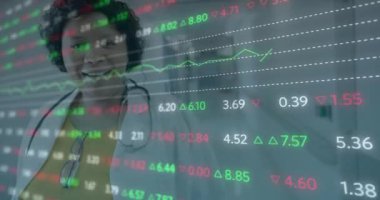 Hastane koridorunda gülümseyen bir sağlık uzmanı için borsa veri animasyonu. finans, teknoloji, iş, sağlık, gülümseme, büyüme