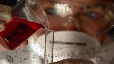 Kafkas bilim kadını üzerinde deney tüpünde sıvı bulunan bilimsel veri işleme animasyonu. Küresel bilim, bağlantılar, hesaplama ve veri işleme kavramı dijital olarak oluşturulmuş video.