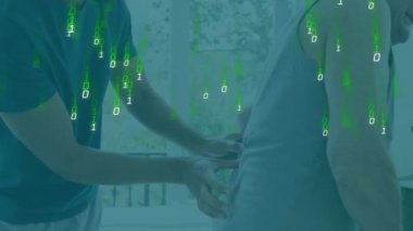 Fizyoterapistin sırt ağrısı olan hastaya yardım etmesi üzerine ikili kod animasyonu. Teknoloji, sağlık, rehabilitasyon, tedavi, yenilik, terapi