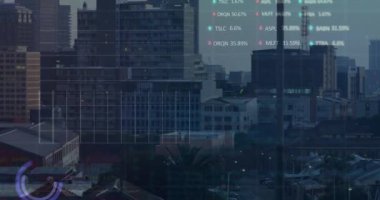 Şehir manzarası üzerinde binalar ve gökdelenlerle borsa veri animasyonu. Finans, yatırım, ekonomi, büyüme, istatistik, dijital