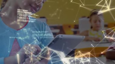 Bilgisayar kodu ve ağ bağlantıları tablet kullanan genç kişi üzerinde animasyon. Teknoloji, kodlama, bağlantı, kullanıcı, programlama, dijital